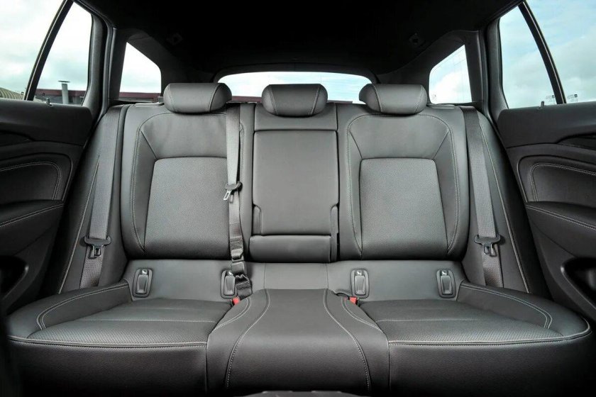 Опель Инсигния заднее сиденье