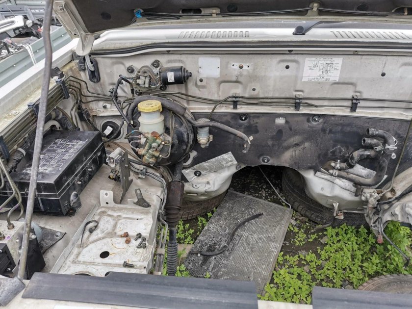 Подкапотное пространство Исузу Трупер