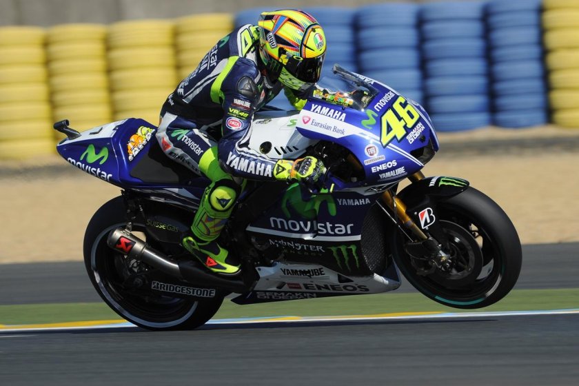 Валентино Росси целует мотоцикл