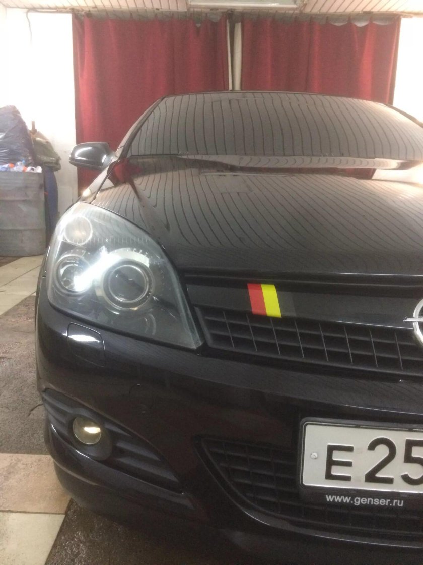 Черная решетка с красными полосами Опель Астра h