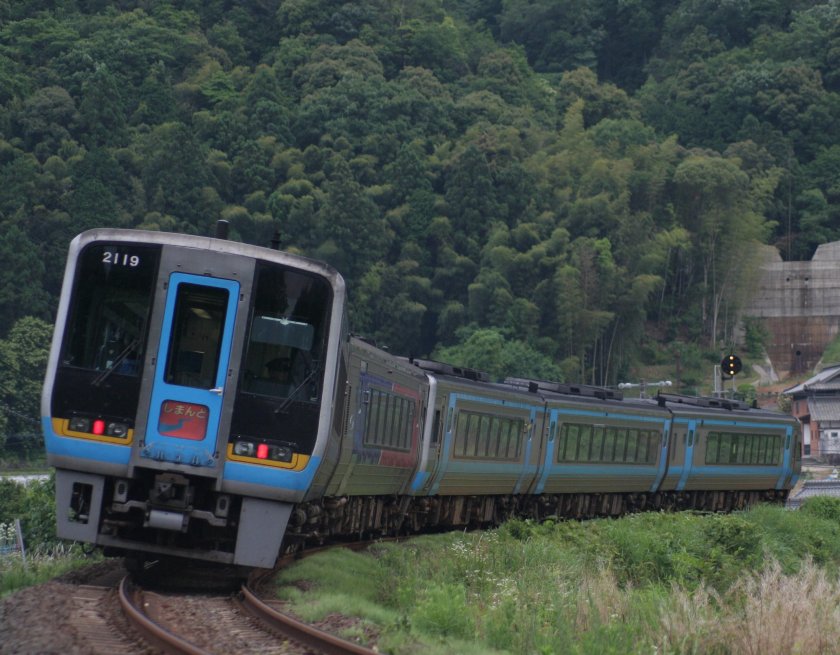 Поезд с наклоняемым кузовом