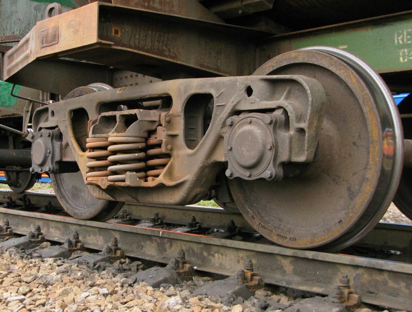 Трехосная тележка грузового вагона