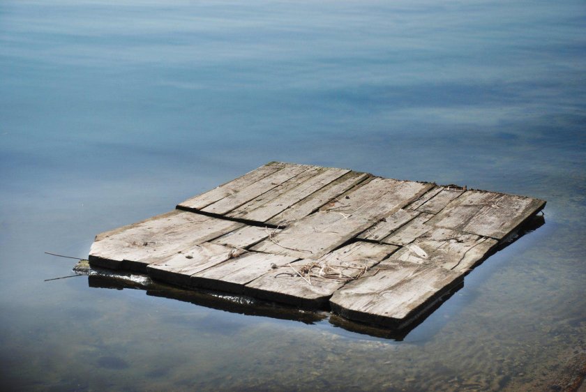 Плавать на плоту