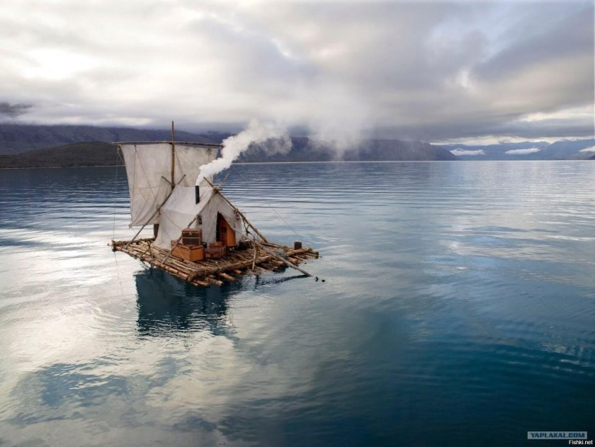 Плот с парусом