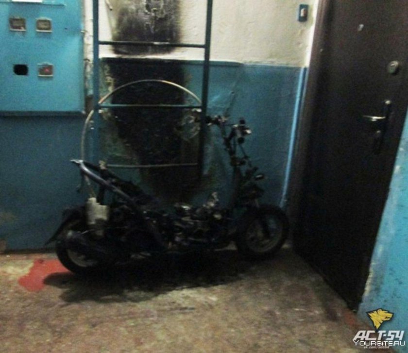 Мотоцикл в подъезде
