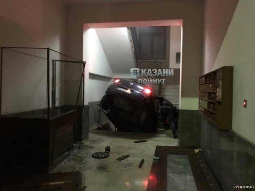 Машина заехала в дом