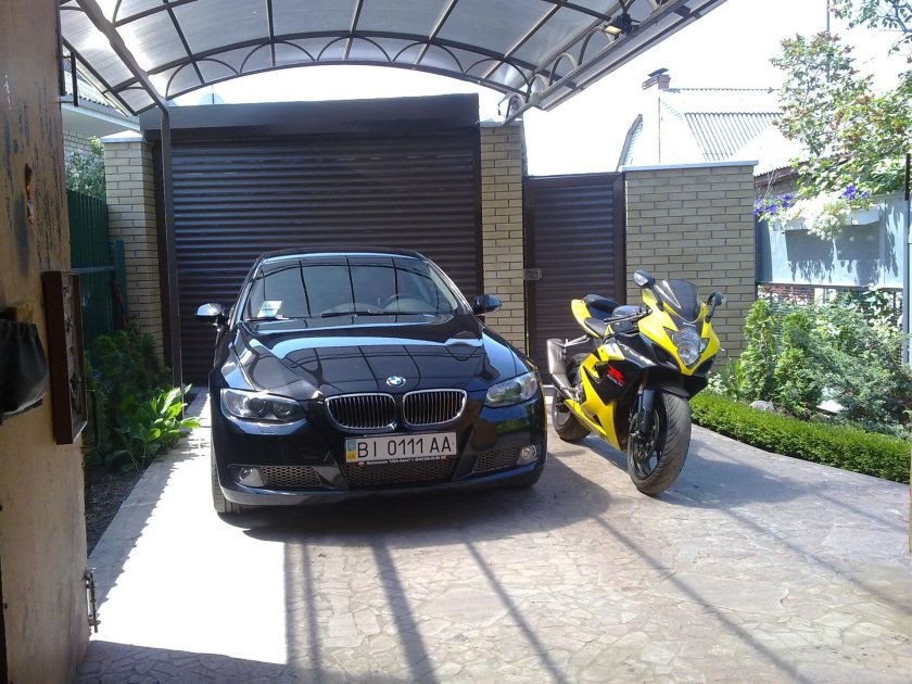 БМВ м5 возле двора