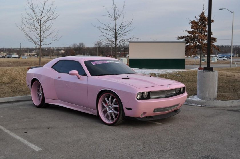 Додж Челленджер розовый