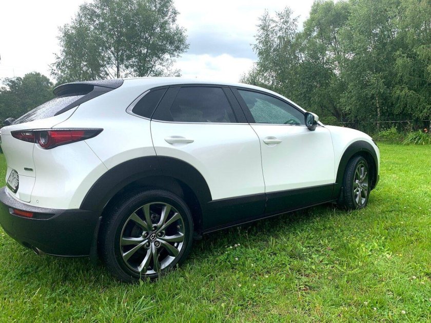 Белая Мазда СХ 30 антихром