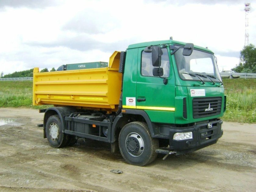 Грузовик МАЗ 5550 самосвал