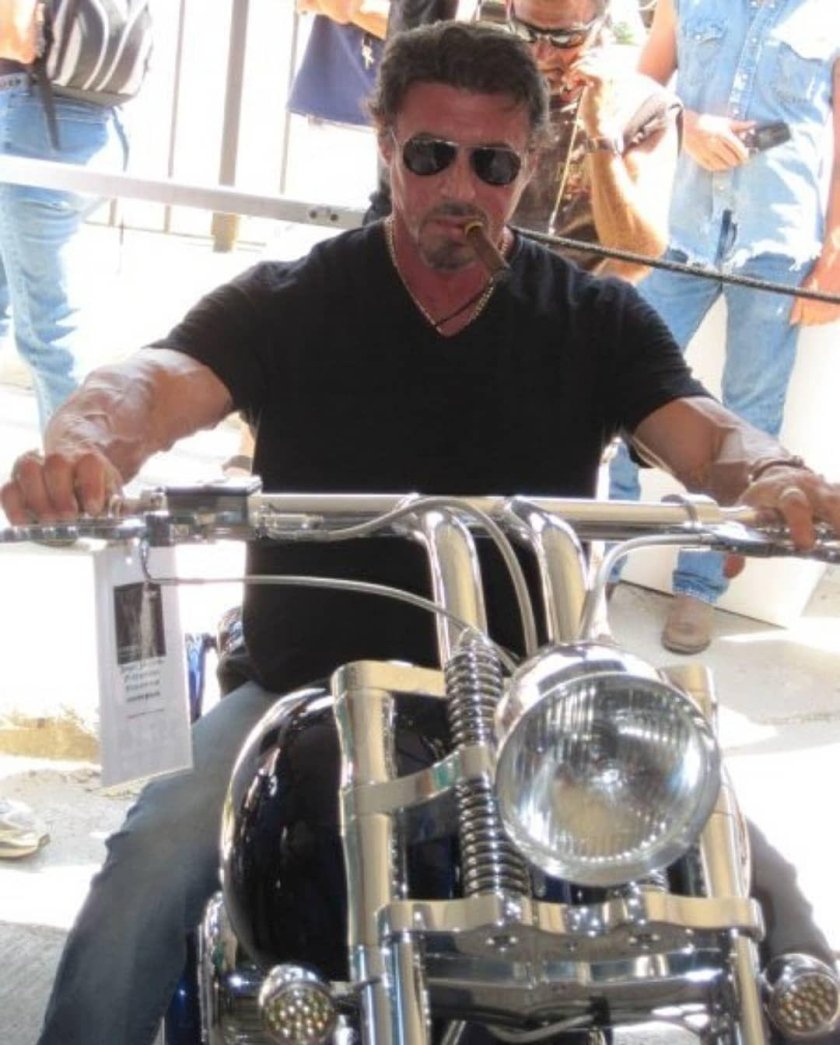 Сталлоне на мотоцикле