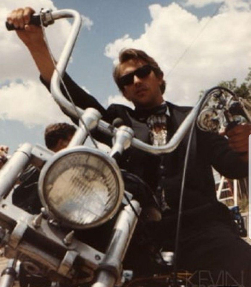 Кевин Костнер на мотоцикле