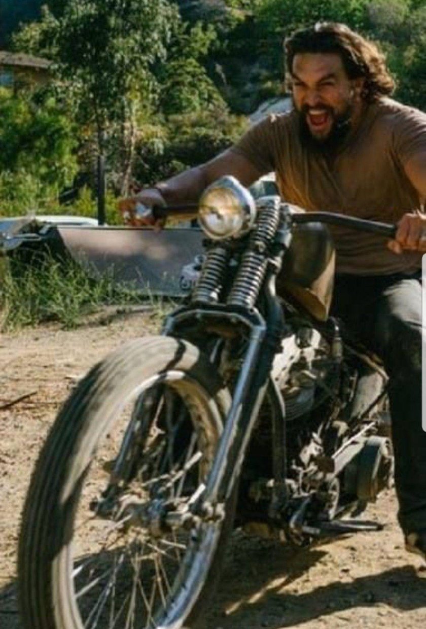 Джейсон Момоа на мотоцикле