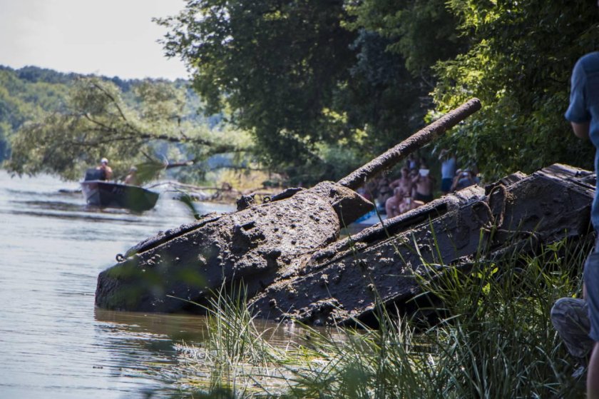 Танк в реке