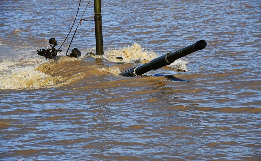 Преодоление водной преграды на танке