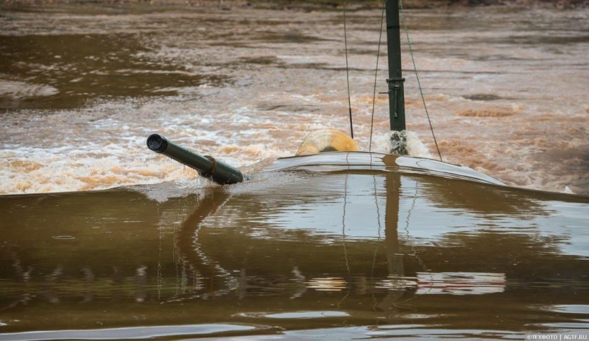 Труба для подводного вождения танка