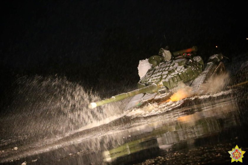 Танк преодолевает водную преграду