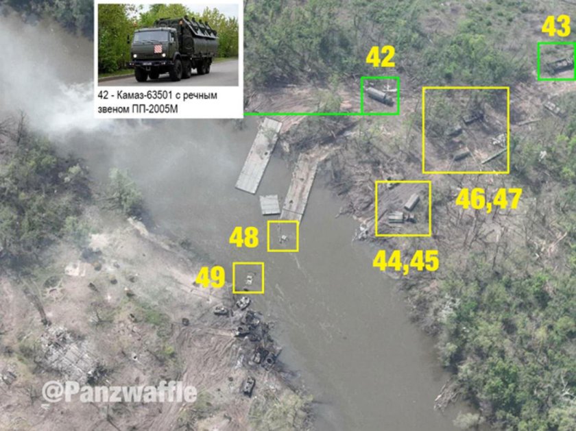 Разбитая колонна танков на переправе в Украине