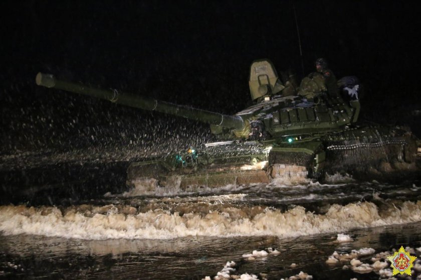 Танк преодолевает водную преграду