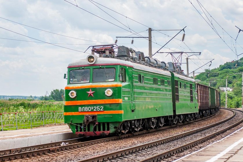 Локомотив поезд