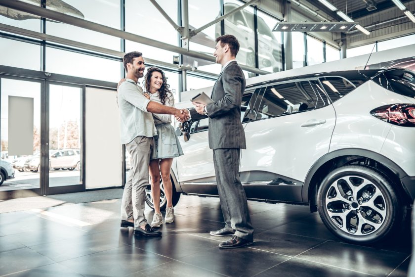 Автомобили в автосалоне