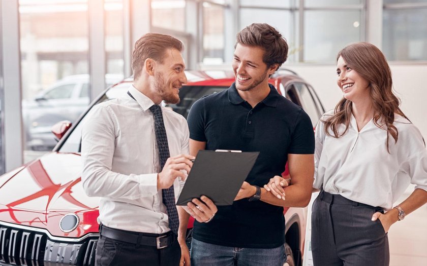 Работник автосалона