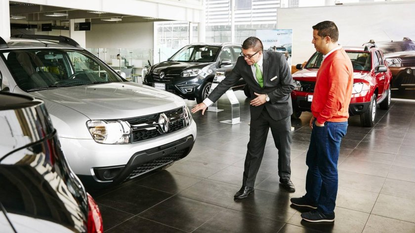 Автомобили в автосалоне