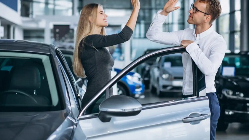 Встреча клиента в автосалоне