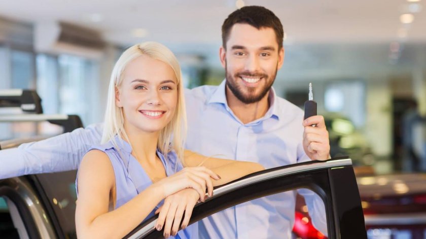 Счастливые покупатели автомобилей