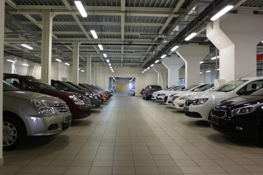 Автомобили в автосалоне