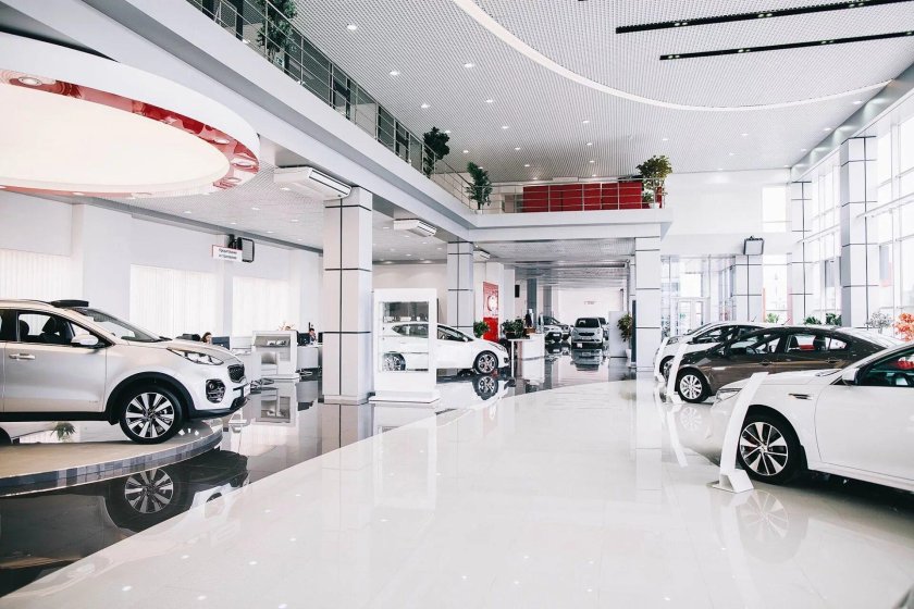 Машины в автосалоне