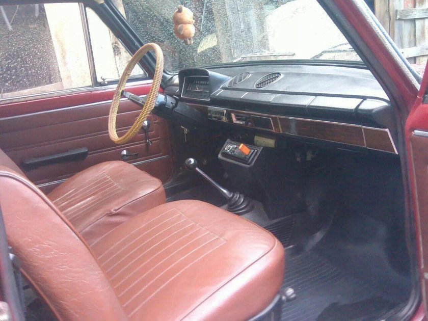 Нива 2121 красный салон