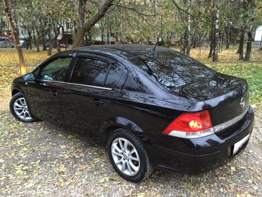 Опель Астра 2010 седан черный