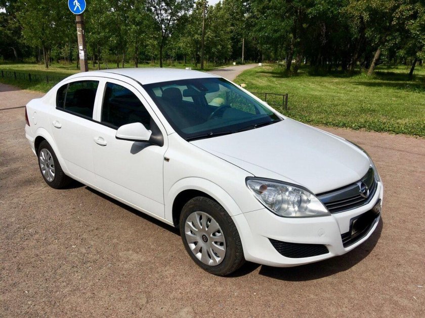 Опель Астра белый седан 2013