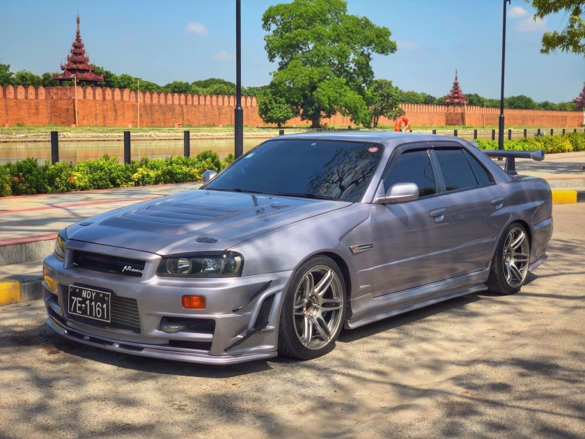 Nissan Skyline r34 4 Door