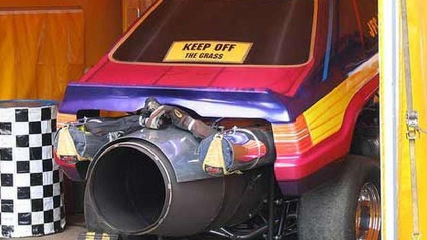 Выхлопная труба машины