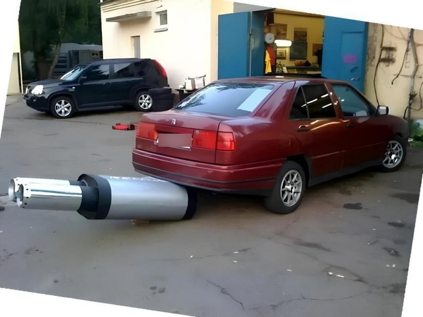 Огромный глушитель на авто