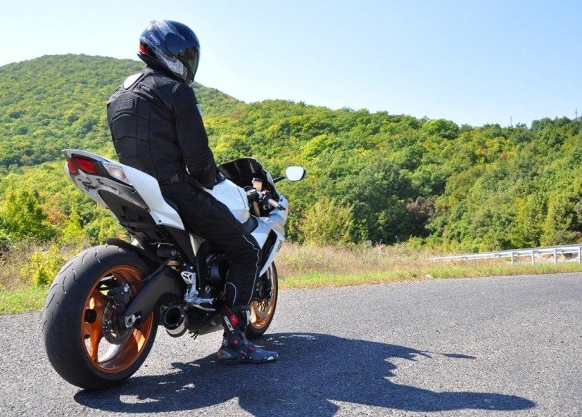 Пацан на мотоцикле