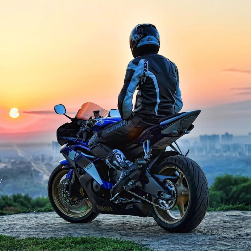 Парни на мотоциклах на закате