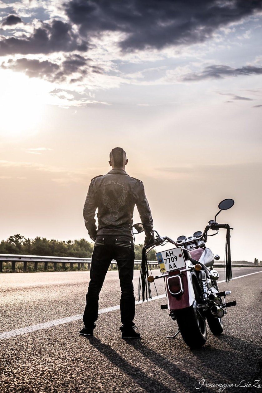 Мотоцикл на дороге