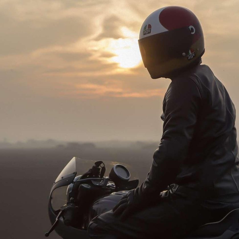 Парень на мотоцикле