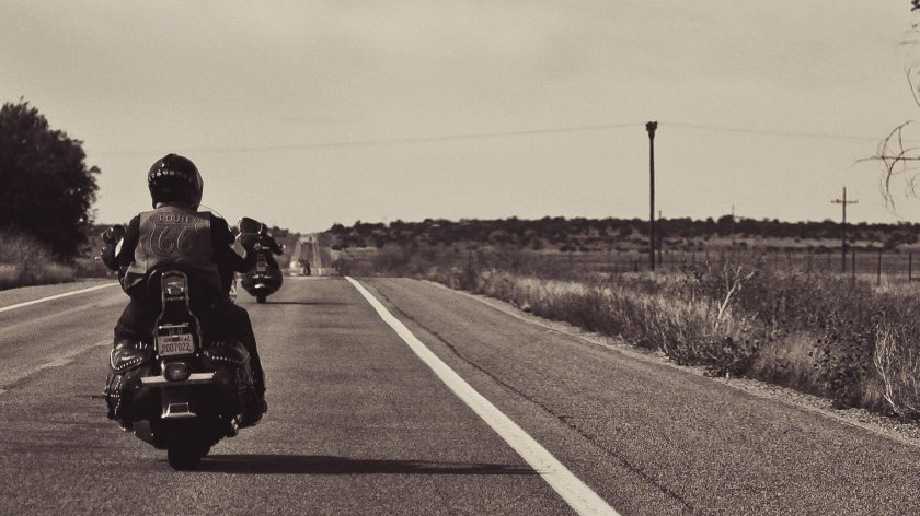 Мотоцикл на дороге