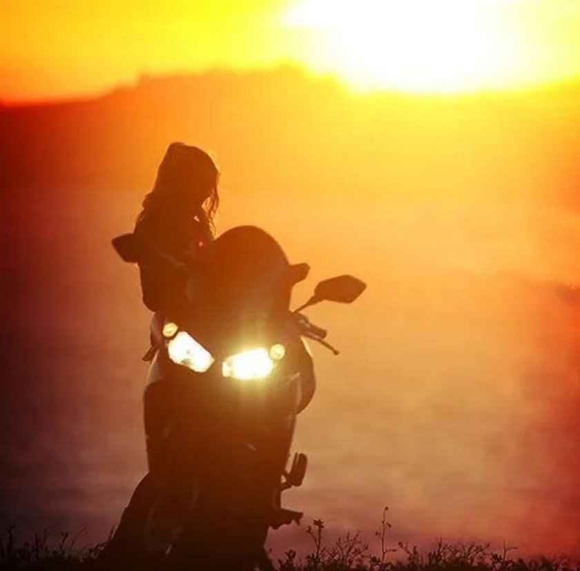 Девушка на мотоцикле на закате