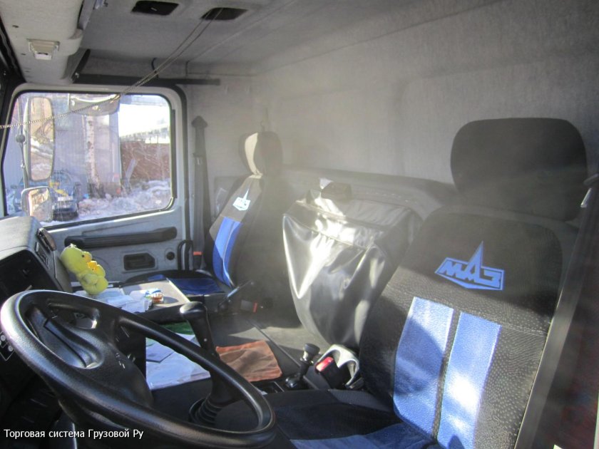 МАЗ 4371 кабина внутри