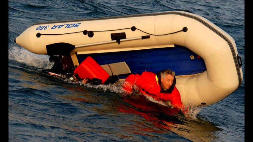 Перевернутая надувная лодка