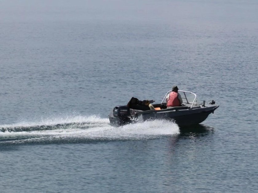 Моторная лодка на реке