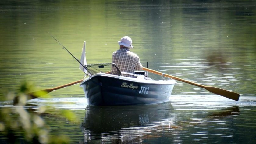 Лодка с веслами