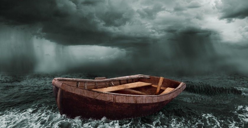 Лодка в море шторм