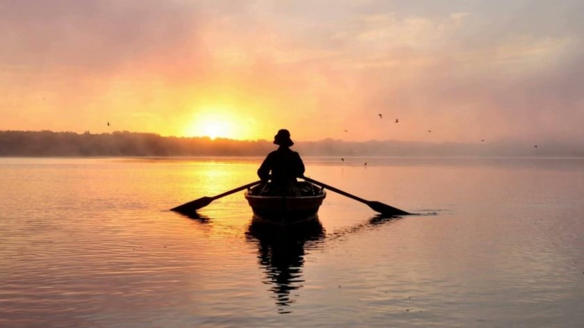 Человек плывет на лодке