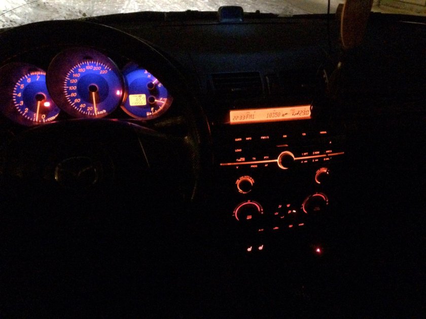 Mazda 3 салон ночью
